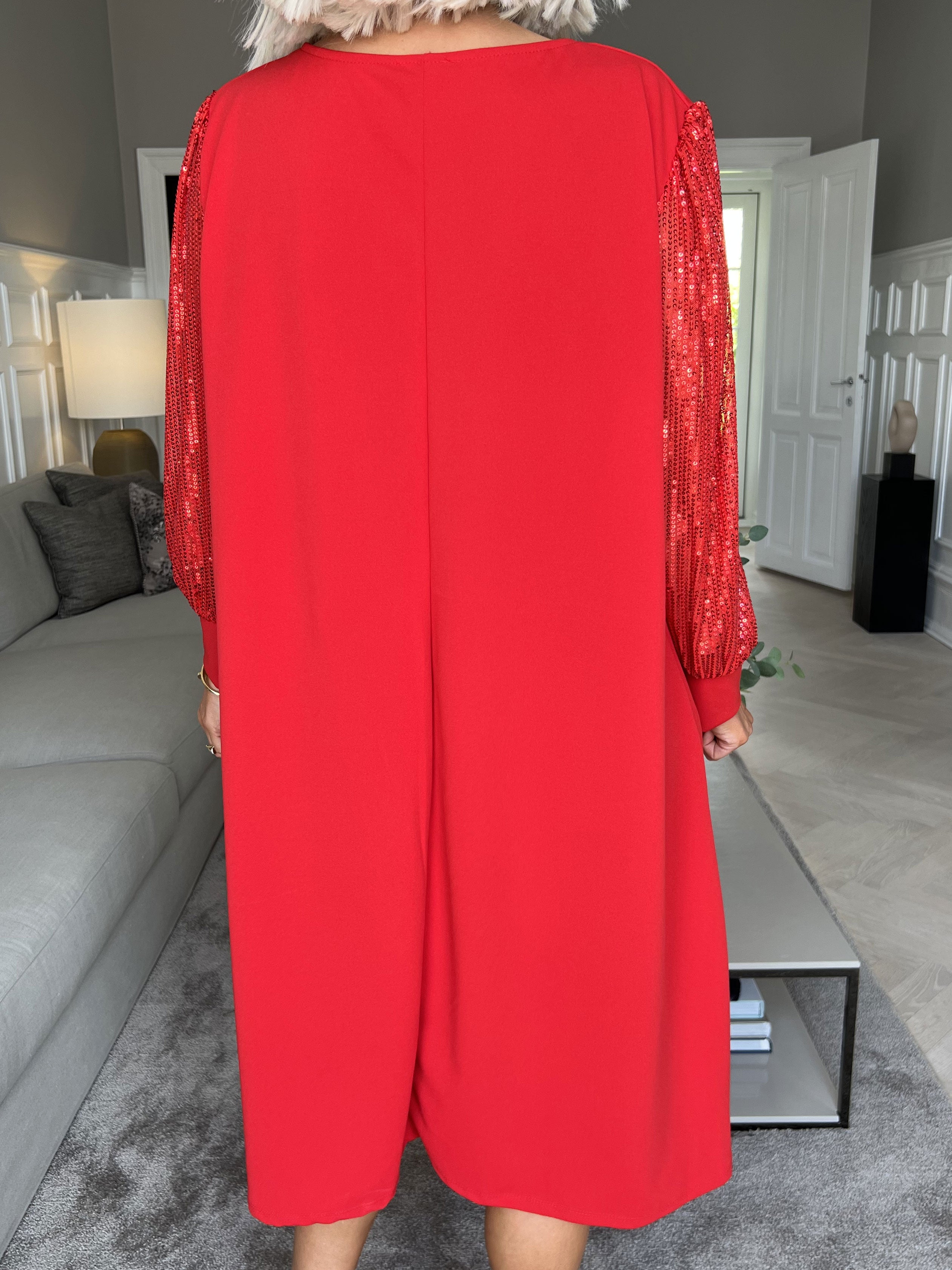 Djamila - Fin klänning med paljettärmar